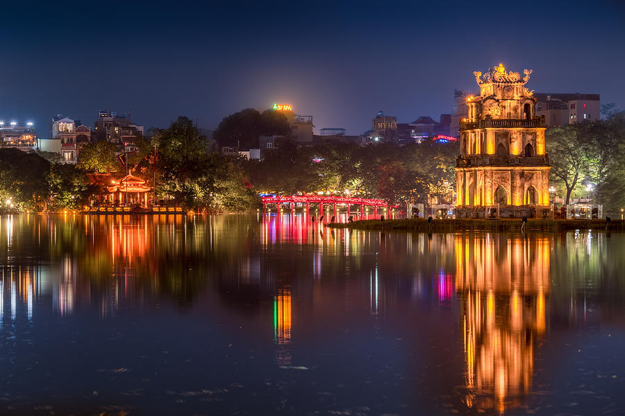 Hoan Kiem Lake at night