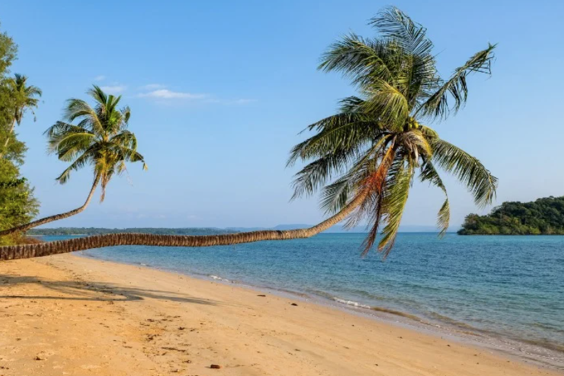 Ao Kwang Peeb strand Koh Phayam