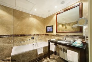 Hotel-Savic-Bathroom-with-Mirror