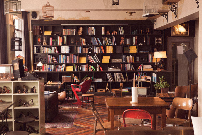 kex-hostel-bookcase