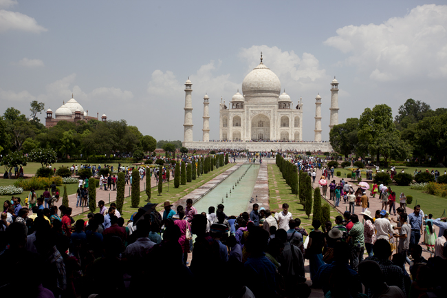 Taj Mahal crowds