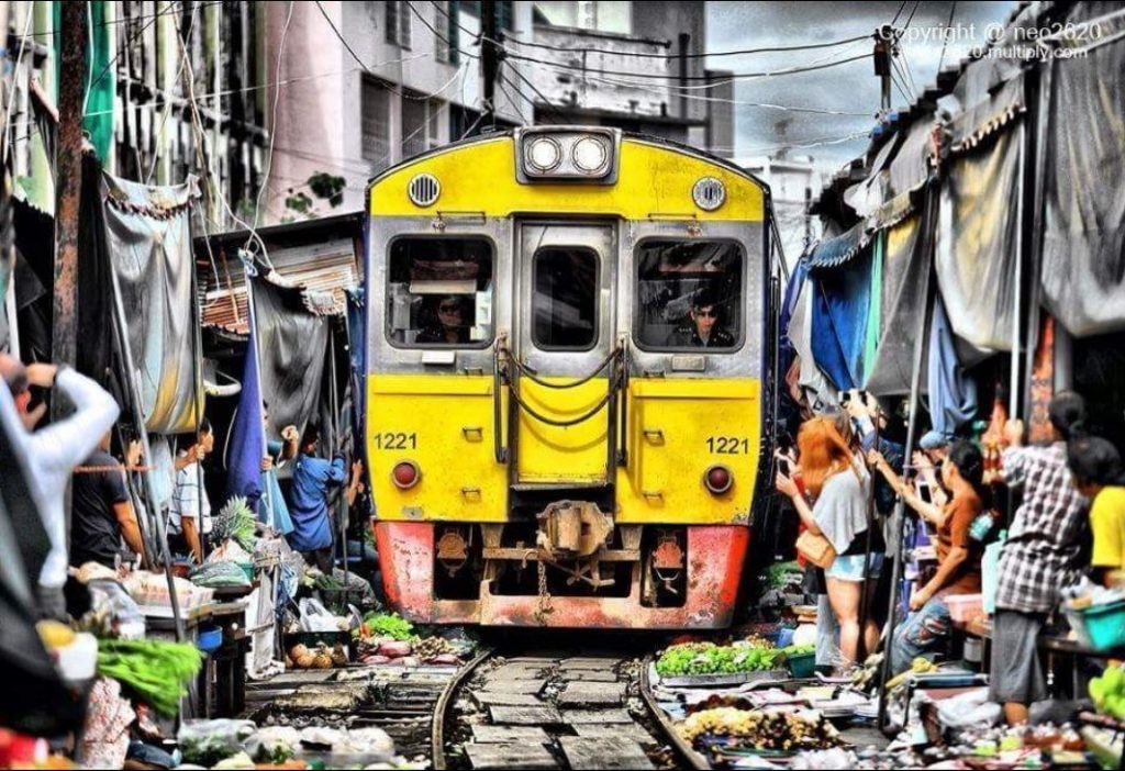 Maeklong train market