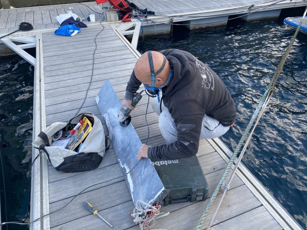 Daggerboard getting fixed